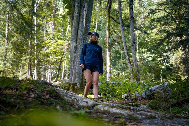 randonneuse dans la forêt - OT Combloux PaulBesson