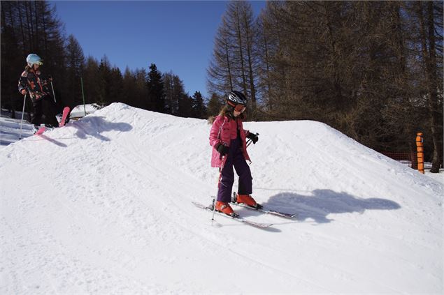 Des enfants dévalent une bosse - Gwen OT La Norma