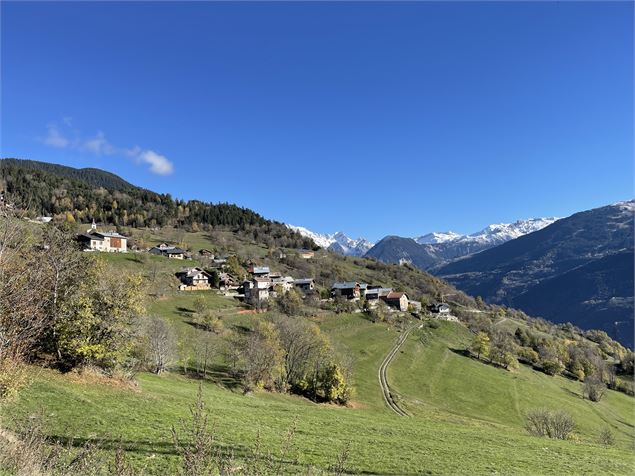 Vue du village depuis la boucle de la pierre à cupules - Feissons sur Salins - Elisabeth Gayard