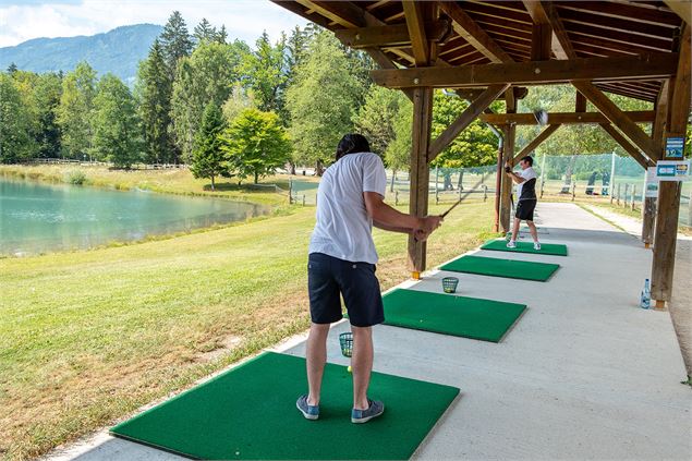 Practice de Golf sur eau et green - OT Samoëns / Christian Martelet