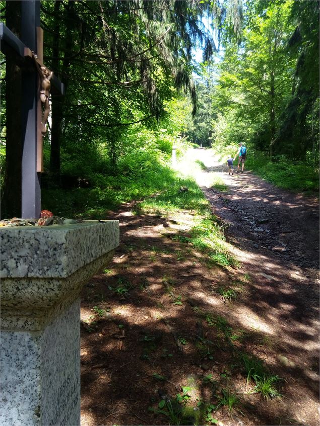 Montée à la chappelle par le calvaire - Sixtine Voisin - OT Alpes du Léman