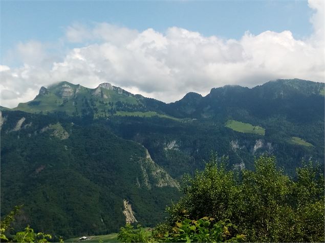 Vue sur le Mont Billiat depuis la chapelle - Sixtine Voisin - OT Alpes du Léman