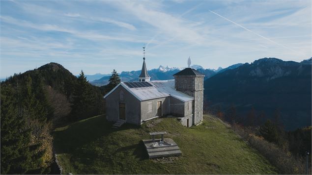 La Chapelle et la dent d'oche en arrière plan - Sixtine Voisin - OT Alpes du Léman