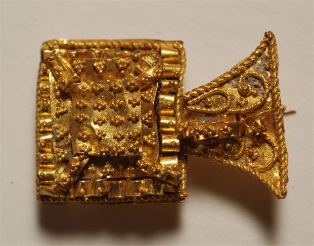 Musée Archéologique de Viuz Fibule en or - Musée de Viuz