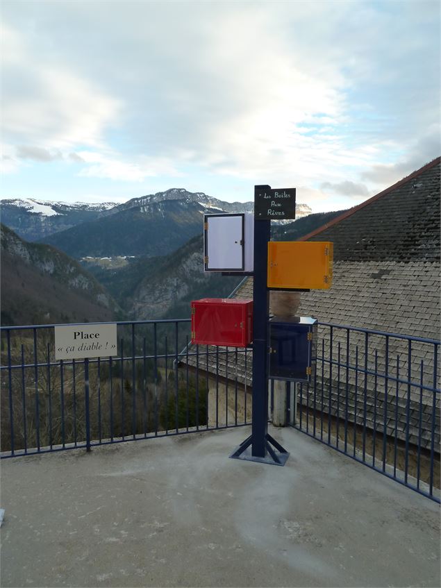 Boîte à livres proche du jardin - Evelyne Philippe