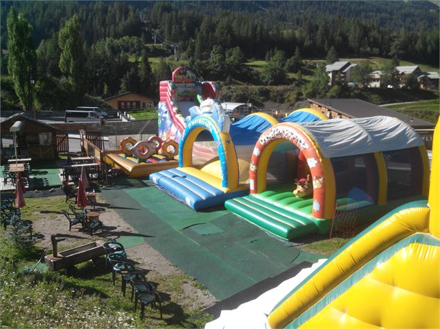 Vue d'ensemble des structures et de la terrasse - Tony Filliol