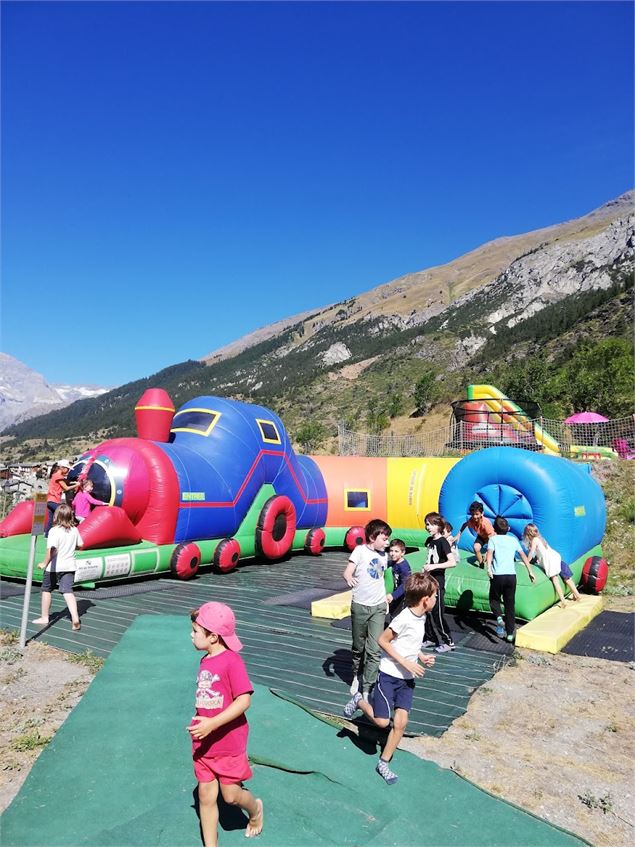 Groupe d'enfants jouant au train gonflable - Tony Filliol