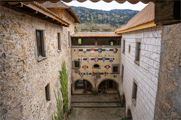 Chateau D'Avully cour - Antoine Berger