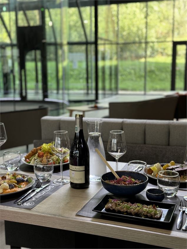 Déjeuner face vue sur la soufflerie  - 'Libre de Droit'