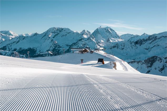 Remontées mécaniques au sommet de la Vizelle à Courchevel 1850 - Courchevel Tourisme