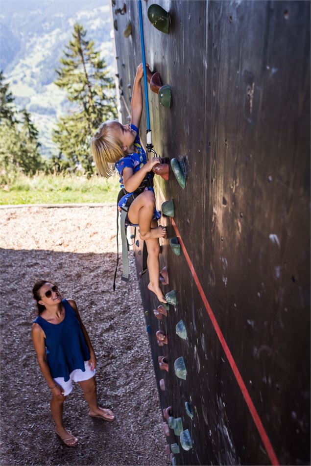 Mur d'escalade au parc de loisirs