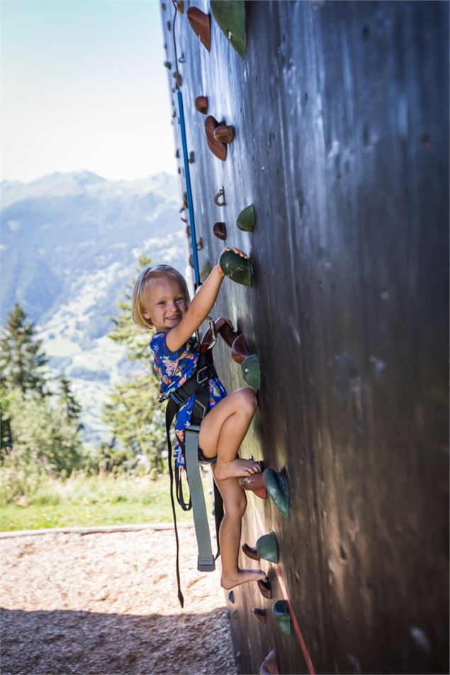Mur d'escalade au parc de loisirs