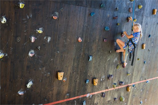 Mur d'escalade au parc de loisirs