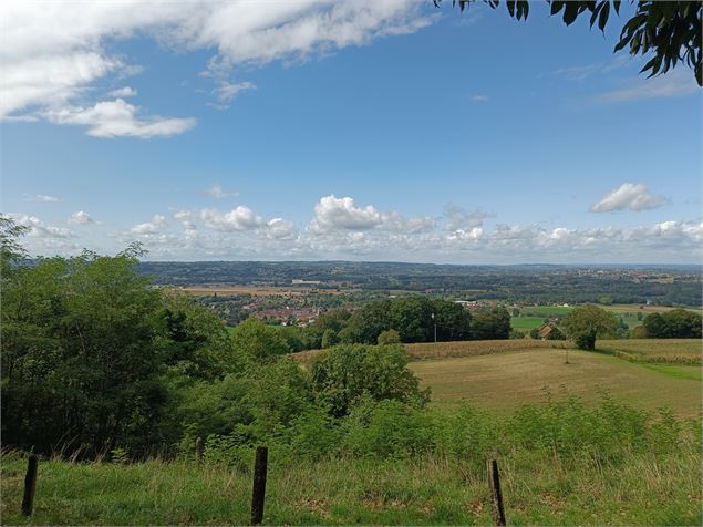 Vue sur le village et la vallée du Guiers sentier Les Hauts de St Genix St-Genix-sur-Guiers St-Genix