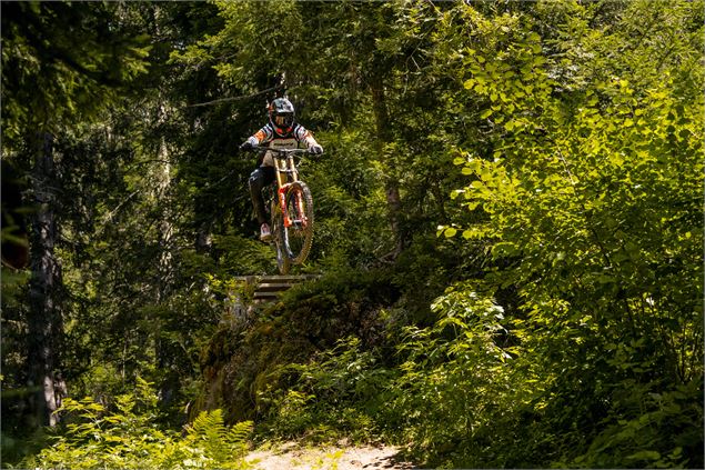 Sur la piste VTT la Komatrautrail du Bike Park de Châtell - L.Meyer - Châtel