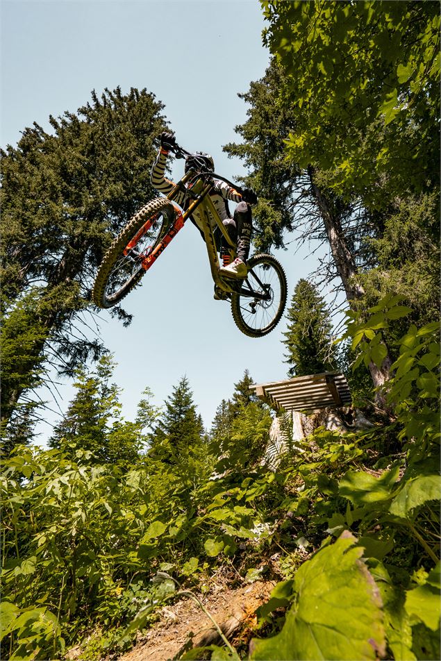Sur la piste VTT la Komatrautrail du Bike Park de Châtell - L.Meyer - Châtel