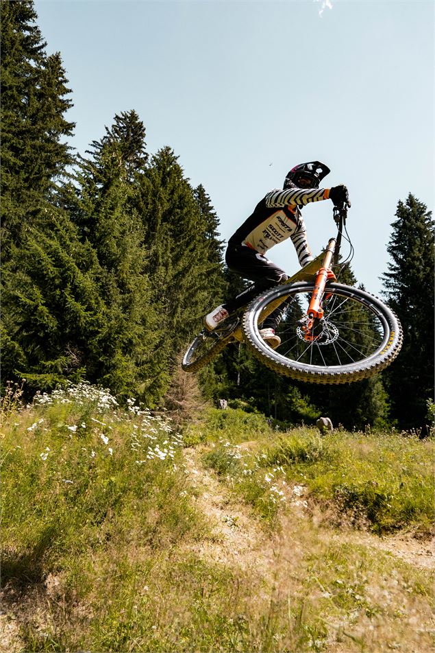 Sur la piste VTT la Komatrautrail du Bike Park de Châtell - L.Meyer - Châtel