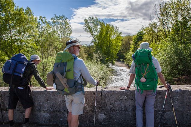 randonneurs au Pont de Frangy - OT St Genix