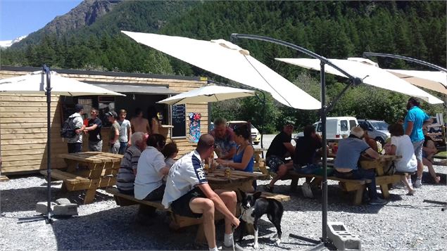 Le snack et sa terrasse avec tables de pique-nique - Mairie de Bessans