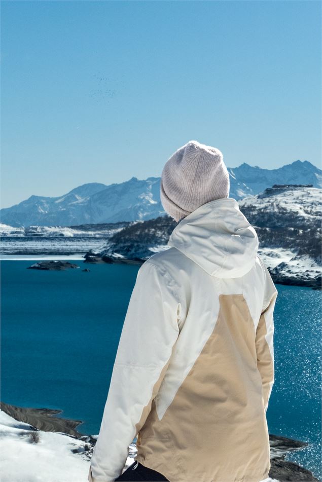 Randonneur hivernal face au lac du Mont Cenis - HMVT