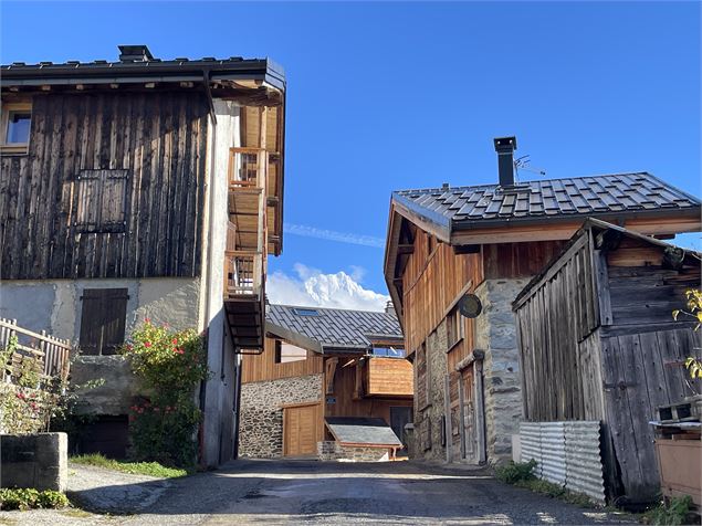 Dans les ruelles de Tincave sur la boucle des hameaux - Bozel - Nadia Mousselard
