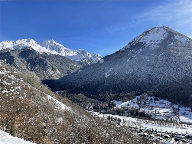 Vue sur Bozel et le Grand Bec en hiver sur la boucle des hameaux - Bozel - Nadia Mousselard