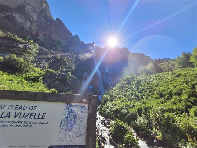 Au pied de la cascade de la Vuzelle en aller-retour_Planay - Marie Ange Tatoud