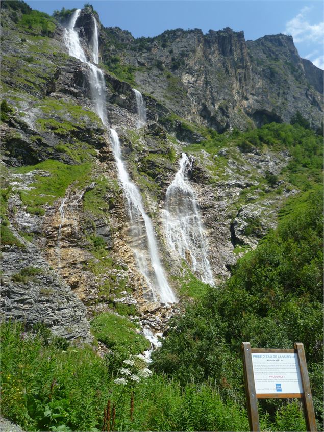 Vue sur la hauteur de la cascade de la Vuzelle - Planay - Marie Ange Tatoud