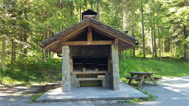 Aire de barbecue à Lormay - csardin - Le Grand-Bornand tourisme