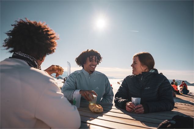 Entre amis sur la terrasse panoramique - Plancha - Peignée Verticale - Grand Chambéry Alpes Tourisme
