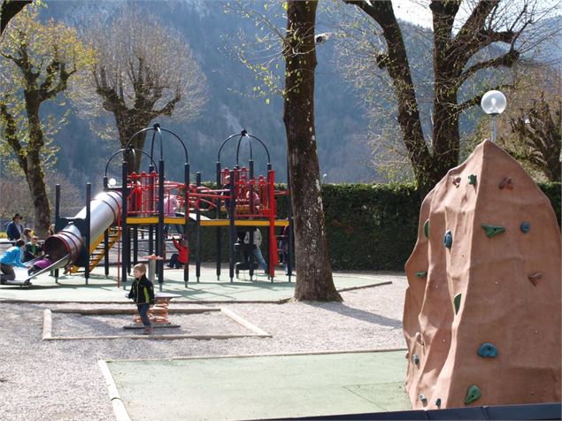 Module escalade et balançoires - Office de tourisme Thônes CDV