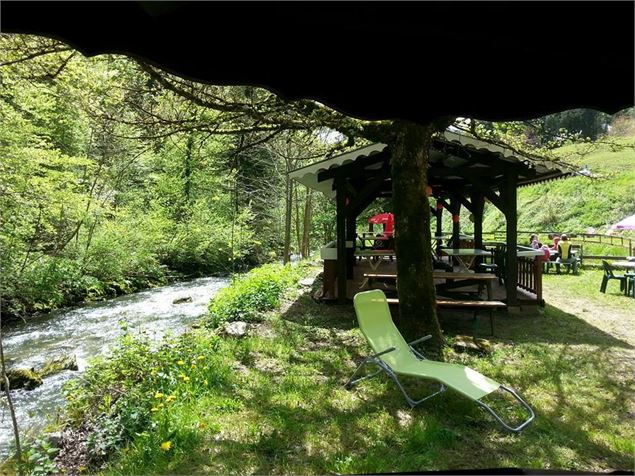 La terrasse, coin repas - Hervé Besson