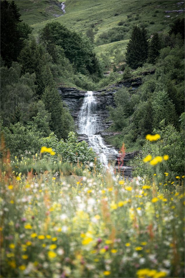 Cascade au dessus de Colombaz - Les Contamines Tourisme