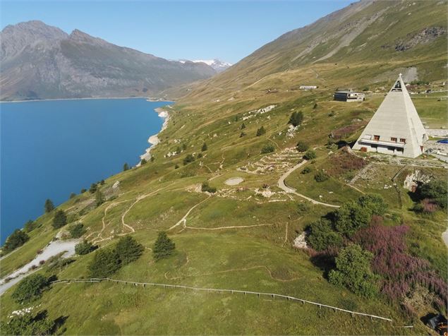 La pyramide au-dessus du lac du Mont Cenis - F. Albouy
