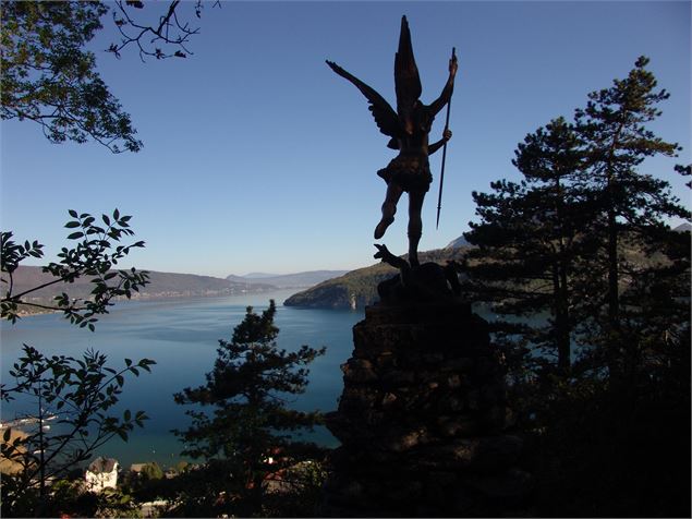 Statue de St-Michel surplombant  le lac - Nicole Tissot