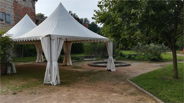 Chapiteau dans le jardin des simples - OT