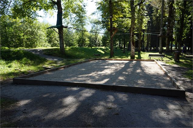 Terrain de pétanque au bord du Lac Bleu à Morillon - HGT