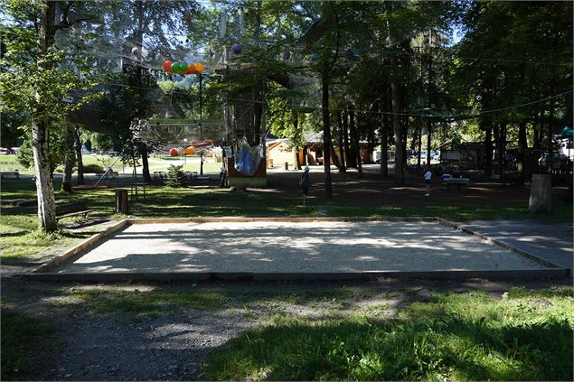 Terrain de pétanque au bord du Lac Bleu à Morillon - HGT