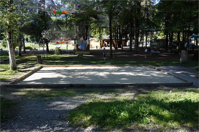 Terrain de pétanque au bord du Lac Bleu à Morillon - HGT