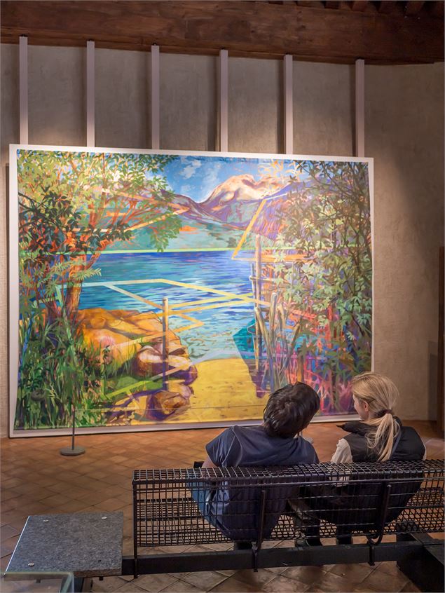 Visiteurs devant l'oeuvre