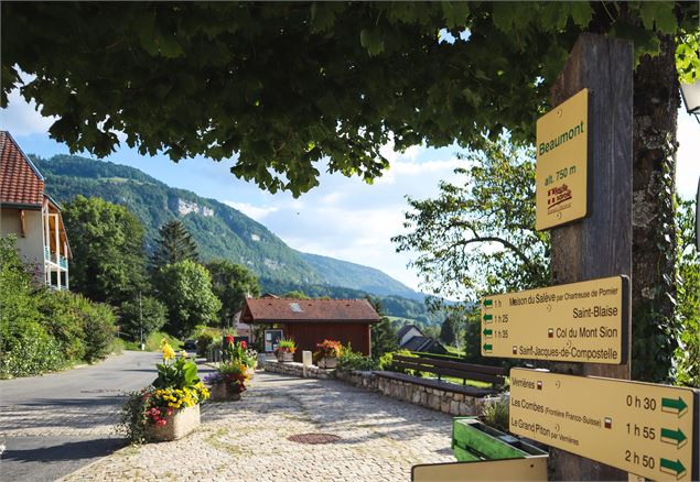 Poteau directionnel - B.Souvansanouk - OT Monts du Genevois