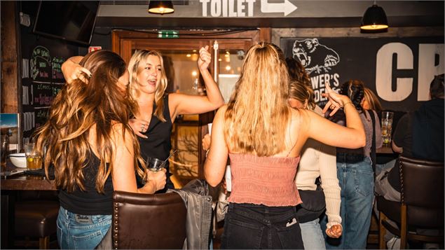 soirées dansant les weekends au Den Bar Méribel - patrick williams