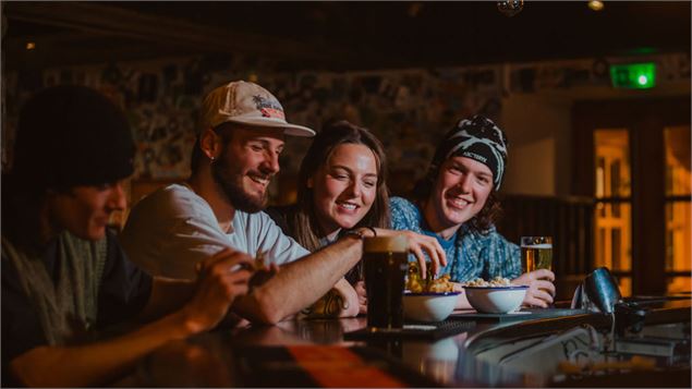 Profitez du menu snack Den avec des bières internationales et locales, ouvert tous les jours - patri