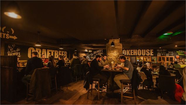 The Den Méribel - bar, cocktails bière et billards gratuites - patrick williams