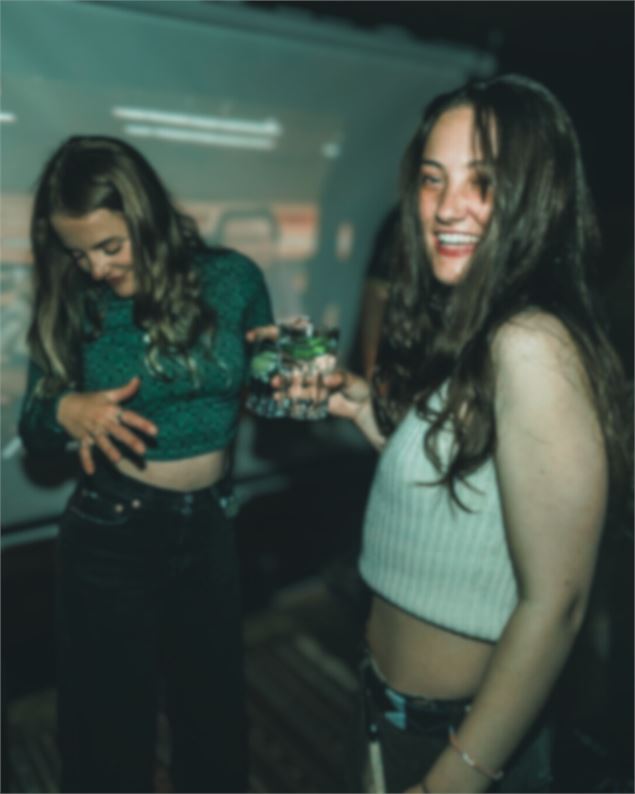 Cocktails qui claquent & billard gratuit… Passe au The Den Méribel pour siroter, jouer et chiller sa