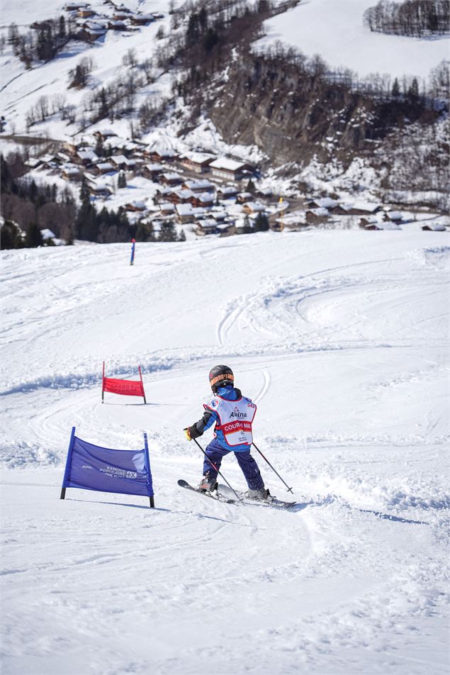 Enfant dans le slalom Alpina Watches ESF Expérience_Le Grand-Bornand - A. Boichard - Agence Zoom
