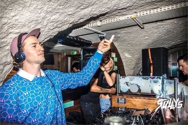 Dance et clubbing à Méribel avec DJs, musique et ambiance festive au bar de notre party, chez Sullys