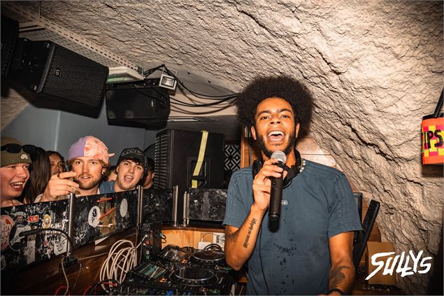 Sully's Bar & Club : Ambiance festive et musique non-stop avec DJs live pour une soirée dance et clu