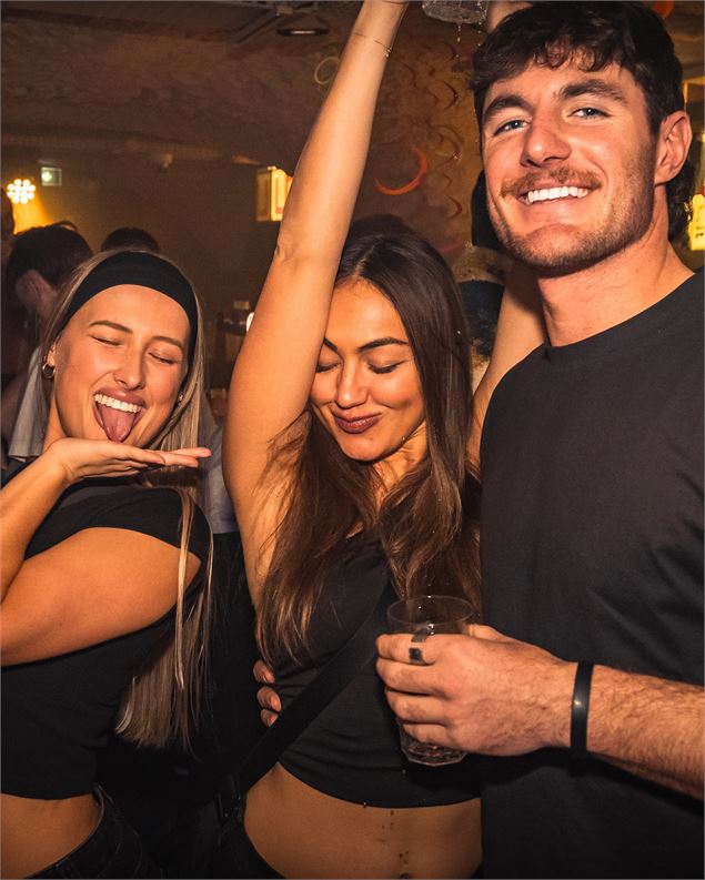 Ambiance clubbing et festive, dance, musique et DJs pour des soirées inoubliables au bar Sully's Mér