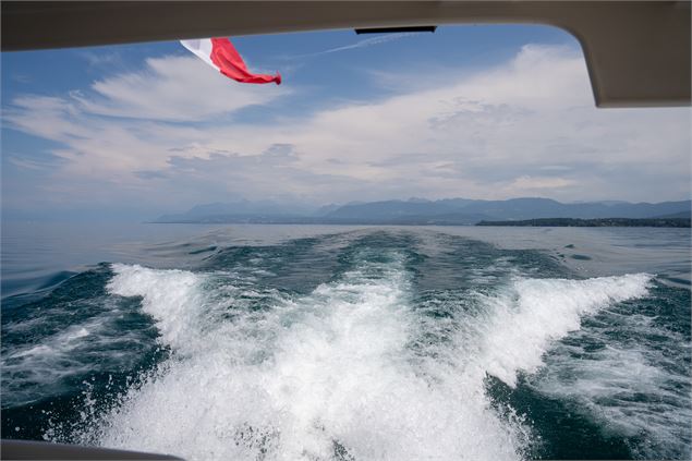 Croisière commentée d'Yvoire en bateau hybride l'Odina - Destination Léman